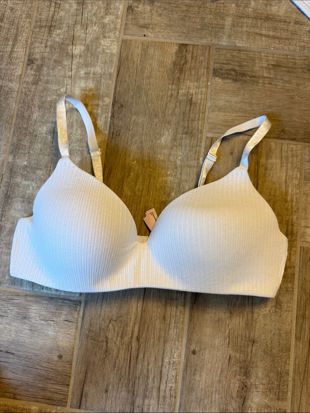 Victoria’s Secret t-shirt lightly lined wireless bra size 38D
